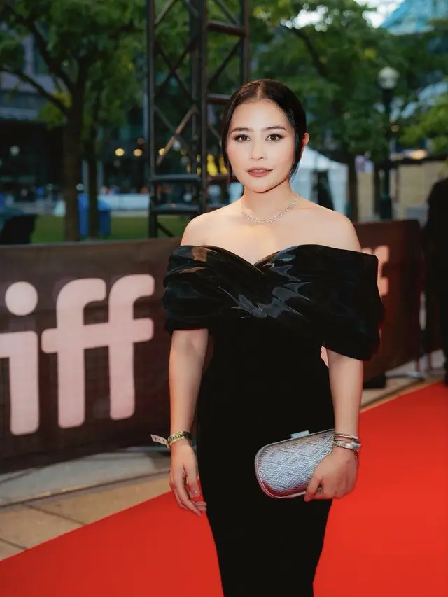 Prilly Latuconsina di Red Carpet Toronto International Film Festival