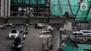 Kendaraan melintas dekat proyek pembangunan Jembatan layang (skybridge) CSW di Jakarta, Selasa (9/3/2021). Proyek pembangunan jembatan layang atau skybridge untuk integrasi Halte Transjakarta CSW di Stasiun MRT Asean ditargetkan selesai pada Mei 2021. (Liputan6.com/Johan Tallo)