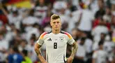 Pemain Jerman, Toni Kroos, tampak termenung setelah ditaklukkan Spanyol pada laga perempat final Euro 2024 di Stuttgart Arena, Stuttgart, Jumat (5/7/2024). (AFP/Tobias Schwarz)
