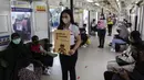 Petugas KAI Commuter memegang poster saat melakukan kampanye pencegahan tindak kekerasan dan pelecehan seksual di dalam gerbong KRL, Stasiun Tanah Abang, Jakarta, Rabu (29/6/2022). KAI Commuter melakukan kampanye tersebut untuk menggugah kesadaran masyarakat agar tidak melakukan tindakan kekerasan dan pelecehan seksual di transportasi umum, khususnya KRL. (Liputan6.com/Johan Tallo)