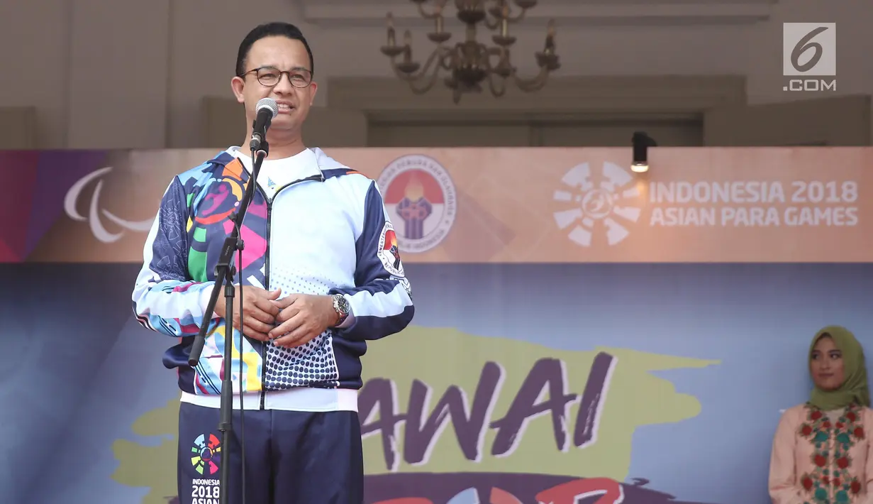 Gubernur DKI Jakarta Anies Baswedan memberikan sambutan saat pawai obor Asian Para Games 2018  di Balai Kota DKI Jakarta, Minggu (30/9). Asian Para Games  akan berlangsung 6-13 Oktober 2018 di Jakarta dan Palembang. (Liputan6.com/Herman Zakahria)