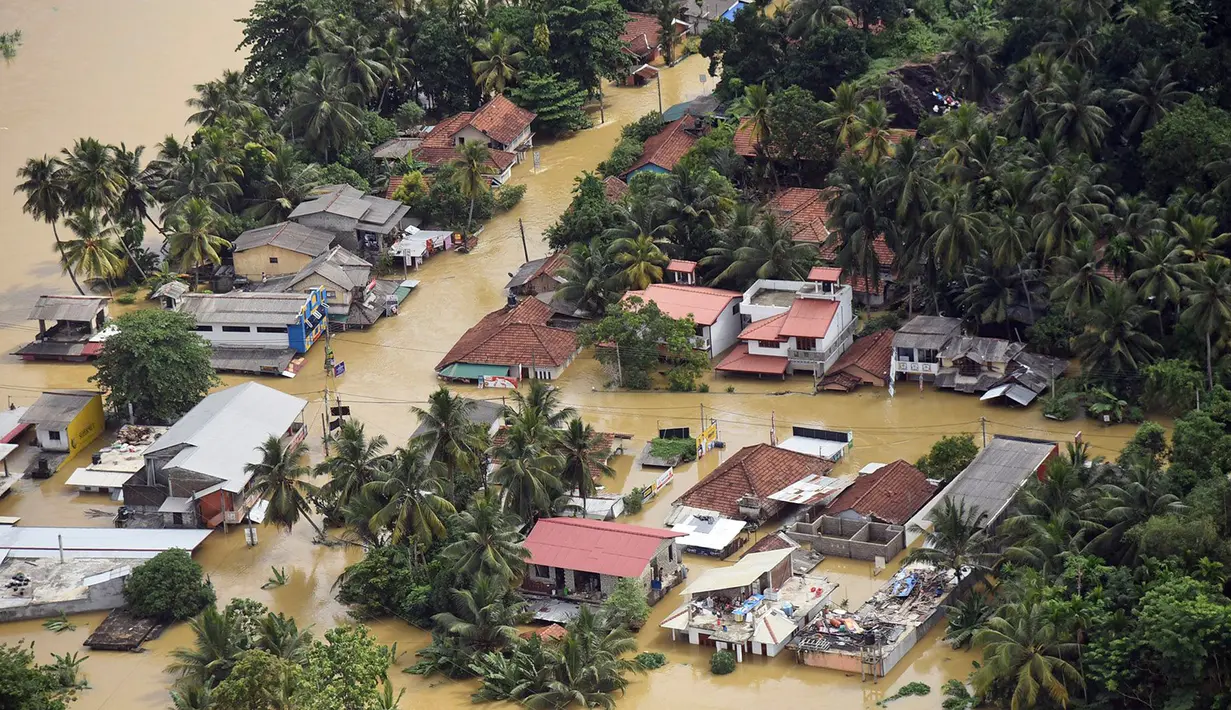 Foto udara yang diambil oleh AU Sri Lanka pada 28 Mei 2017 menunjukkan sejumlah rumah dan bangunan lain terendam banjir. Berkaitan dengan besarnya bencana, Pemerintah Sri Lanka telah meminta bantuan internasional. (Sri Lanka Air Force via AP)