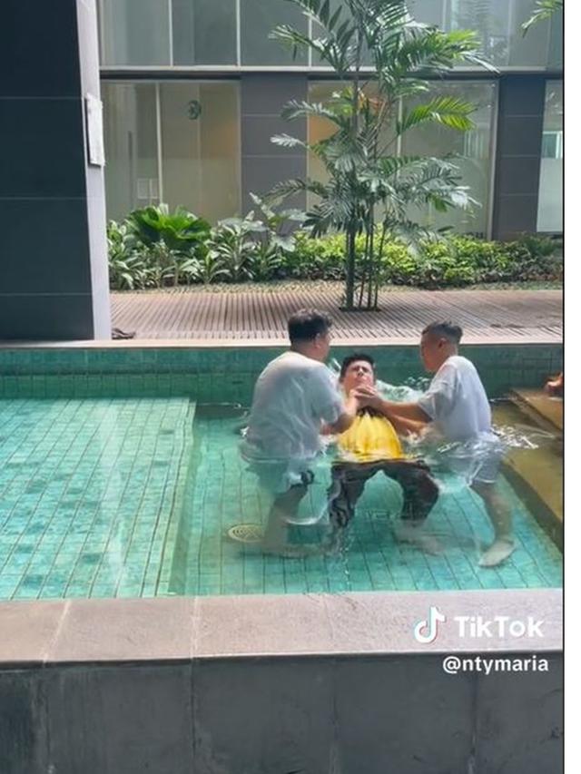 6 Potret Rayn Wijaya Jalani Pembaptisan, Ranty Maria Bagikan Prosesnya