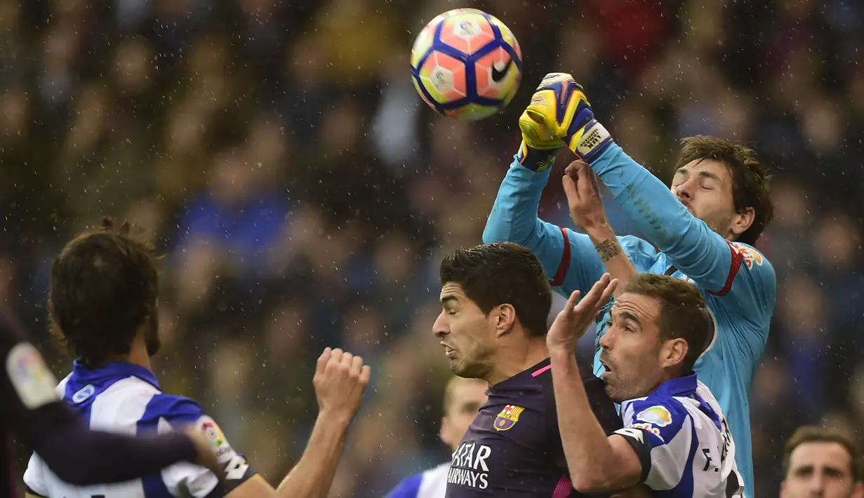 Kiper Deportivo, German Dario Lux, duel udara dengan striker Barcelona, Luis Suarez. Meski kalah, klub asal Katalunya itu lebih menguasai jalannya laga dengan penguasaan bola mencapai 67 persen. (AFP/Miguel Riopa)