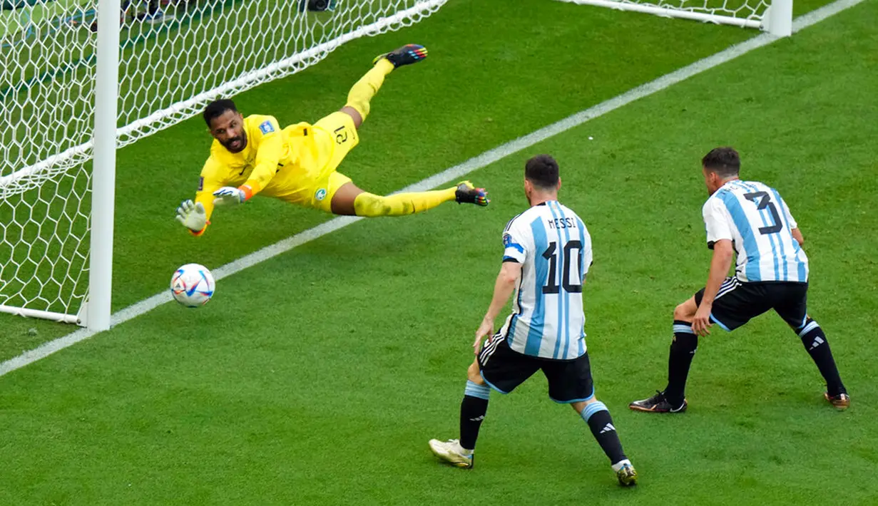 Kiper Arab Saudi Mohammed Al-Owais (kiri) melakukan penyelamatan saat melawan Argentina pada pertandingan sepak bola Grup C Piala Dunia 2022 di Stadion Lusail, Lusail, Qatar, Selasa (22/11/2022). Arab Saudi mengalahkan Argentina dengan skor 2-1. (AP Photo/Luca Bruno)