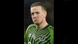 Begini ekspresi Pickford usai dua kali gagal memanfaatkan tendangan sudut yang diperoleh Everton di menit akhir pertandingan. (AFP/Oli Scarff)