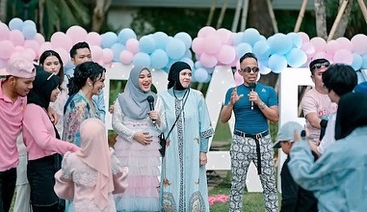 "Gadda - Gemmi - Genda Happy dalam Syukur for the 2nd Baby A 💕Semoga sehat dan lancar sampai lahirnya MamaNur & Baby A," tulis genifaruk. [Instagram/genifaruk]