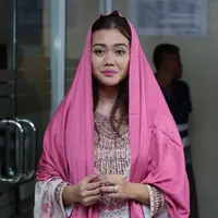 Julia Perez, seminggu belakangan ini disiarkan mengalami penurunan dalam kesehatannya. Bahkan ia juga dikabarkan kritis lantaran penyakit kanker serviks yang dideritanya. (Deki Prayoga/Bintang.com)