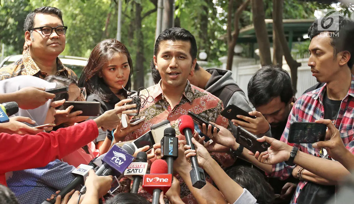 Bupati Trenggalek, Jawa Timur, Emil Elestianto Dardak memberi keterangan usai mengunjungi kediaman Megawati, Jakarta, Sabtu (14/10). PDI Perjuangan melakukan pertemuan tertutup membahas Pilkada Jawa Timur 2018. (Liputan6.com/Herman Zakharia)