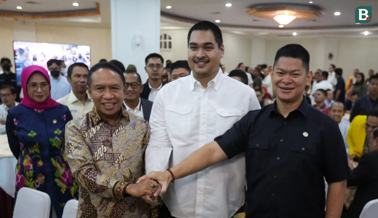 <p>Setelah dilantik Presiden Joko Widodo (Jokowi) pada Senin (3/4/2023), Dito Ariotedjo akhirnya resmi menduduki jabatan Menteri Pemuda dan Olahraga RI dalam jajaran Kabinet Jokowi setelah menjalani Serah Terima Jabatan (sertijab), Selasa (4/4/2023) di Auditorium Wisma Kemenpora, Senayan, Jakarta Pusat, dari plt Muhadjir Effendy yang sebelumnya menggantikan Zainudin Amali yang mundur setelah terpilih menjadi Waketum PSSI. Dengan usia 32 tahun, 6 bulan dan 10 hari Dito menjadi menteri termuda dalam Kabinet Jokowi, sekaligus Menpora termuda kedua setelah Wikana yang menjabat Menpora pertama dalam usia 31 tahun, 3 bulan dan 11 hari saat dilantik pada 29 Juni 1946. (Bola.com/Bagaskara Lazuardi)</p>