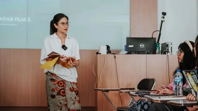 Sebut Enggak Pelit Nilai, Ini 7 Potret Dian Sastro Jadi Dosen di Vokasi UI