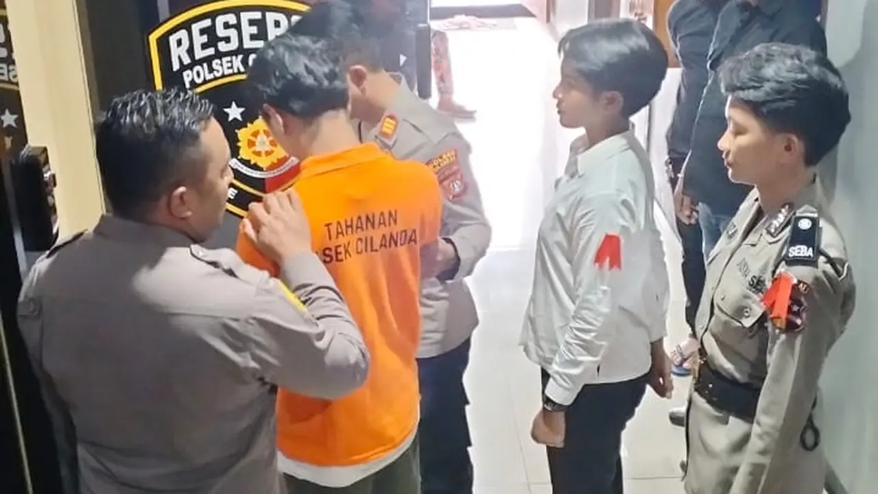 Seorang seniman tato berisial EP (29) melumuri wajah kekasih dengan kotorannya karena tak terima diselingkuhi.