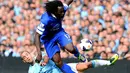 Pablo Zabaleta duel dengan Romelu Lukaku pada pertandingan Liga Premier Inggris antara Manchester City vs Everton di Stadion Etihad, Manchester (05/10/2013). (AFP/Andrew Yates)