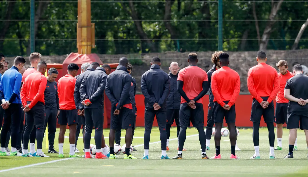 Para pemain MU saat mengikuti sesi latihan di AON Training Complex di Carrington, Inggris, Selasa (23/5). Partai final Liga Eropa 2016-2017 akan digelar di Friends Arena, Stockholm, pada 25 Mei 2017 dini hari WIB. (Martin Rickett / PA via AP)