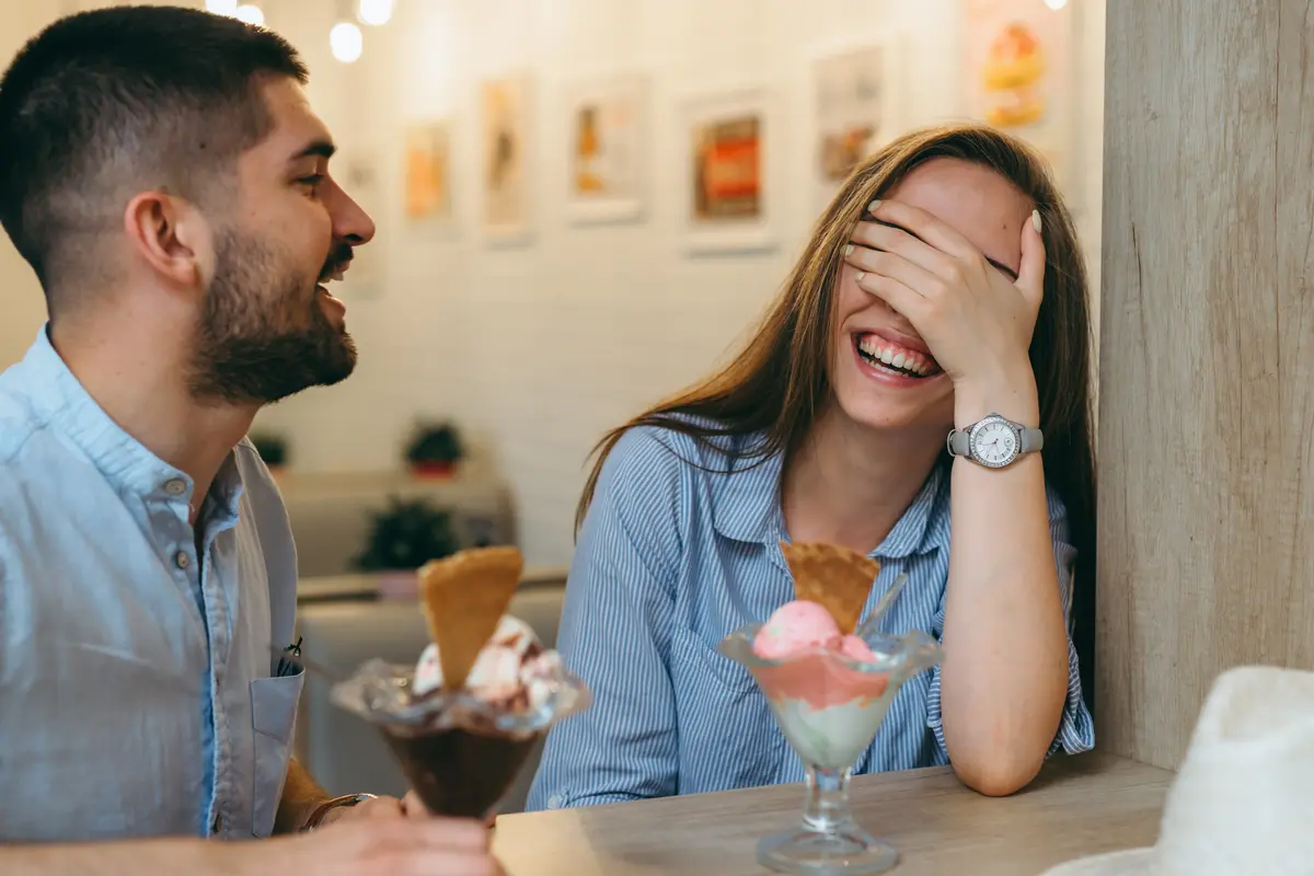 perempuan dan tawa pasangan
