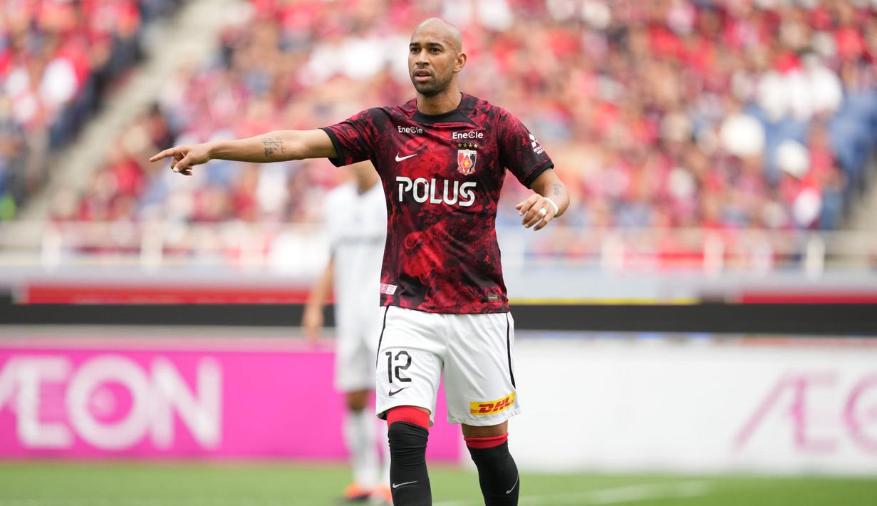 Pada musim 2021, Thiago Santos Santana berhasil jadi top skor J1 League dengan torehan 14 gol. Akan tetapi, di saat bersamaan, klubnya, Shimizu S-Pulse harus terdegradasi dari kasta teratas karena hanya menempati posisi ke-17 klasemen akhir J1 League 2021. (J.LEAGUE)