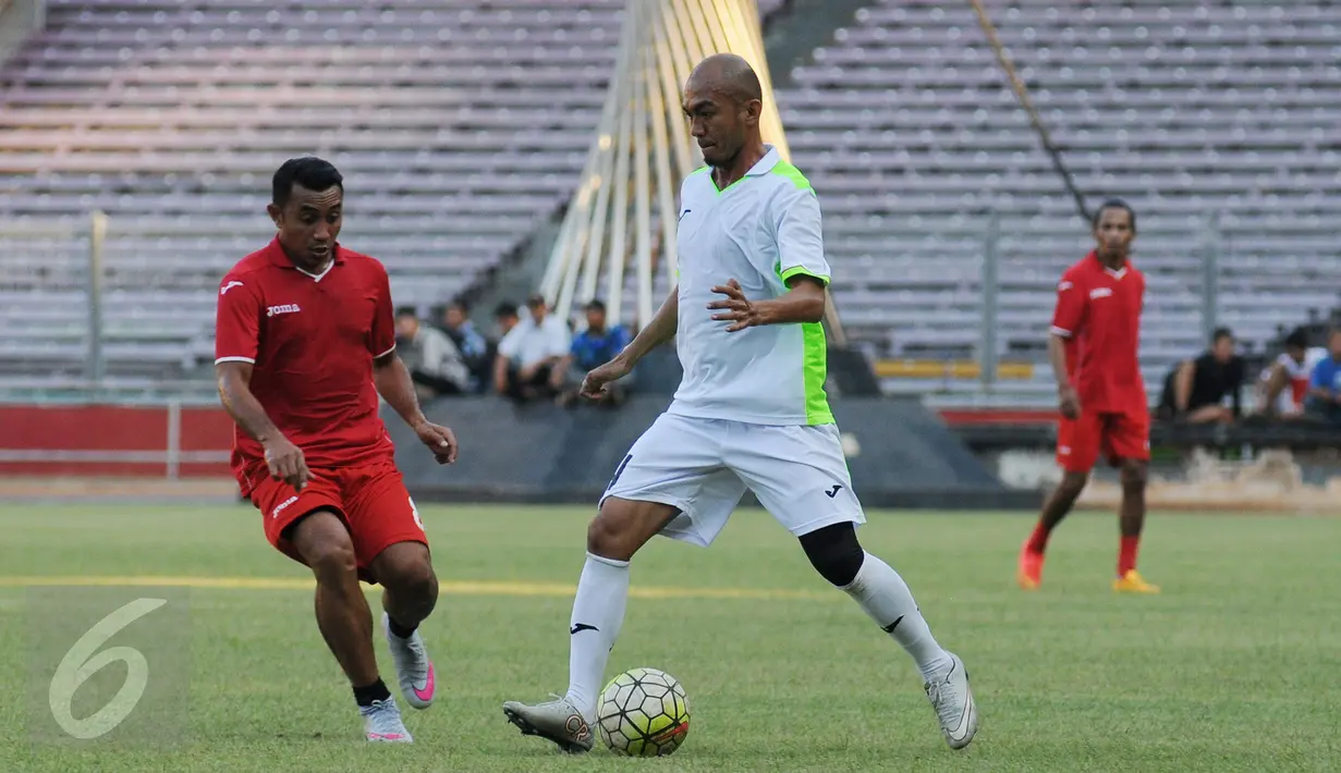 Pesepakbola klub Persija Jakarta, Leo Saputra (tengah) berusaha melewati Firman Utina saat berlatih bersama di Stadion GBK Jakarta, Rabu (29/7/2015). Latihan ini untuk mengisi kekosongan kompetisi pasca pembekuan PSSI. (Liputan6.com/Helmi Fithriansyah)