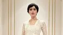 Renata tampil serba putih mengenakan kebaya brokat kutu baru dipadukan kain berbordir dari TOTON. Ia juga membawa tas mutiara putih yang ikonik. [@renata711]
