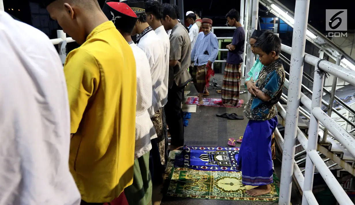 Pemandangan saat warga melaksanakan salat tarawih di atas JPO Musala Miftahul Jannah di Kawasan Pasar Gembrong, Jakarta, Kamis (17/5). (Liputan6.com/JohanTallo)
