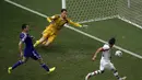 Pemain depan Iran, Reza Ghoochannejhad (kanan) saat berhasil menjebol gawang Bosnia di laga penyisihan terakhir Piala Dunia 2014 Grup F di Stadion Fonte Nova, Salvador, Brasil, (25/6/2014). (REUTERS/Fabrizio Bensch)