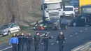 Aparat kepolisian tiba di lokasi tabrakan beruntun di Jalan D12 antara La Roche-sur-Yon dan Les Sables d'Olonne, sebelah barat Prancis, Selasa (20/12). Kecelakaan yang melibatkan sekitar 50 kendaraan itu menewaskan 5 orang. (JEAN-FRANCOIS MONIER/AFP)