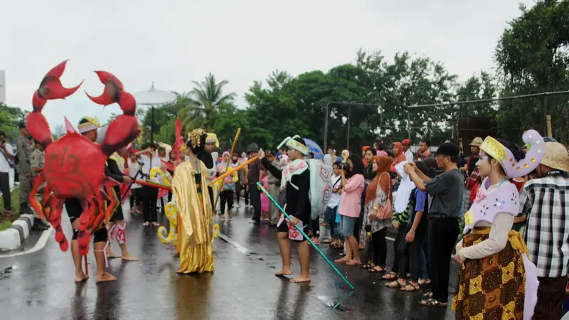 Jelang Ritual Bau Nyale, Aneka Kostum Biota Laut Warnai  Lombok