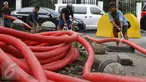 Pekerja harian lepas mengerjakan proyek pemasangan instalasi listrik bawah tanah di Jakarta, Jumat (28/10). Upah layak para buruh lepas di DKI Jakarta masih terlihat kecil dan sangat memprihatinkan. (Liputan6.com/Angga Yuniar)
