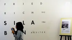 Pengunjung melintas masuk ruang pameran arsip Friedrich Silaban di Galeri Nasional, Jakarta, Sabtu (11/11). Sejumlah arsip dan beragam dokumen milik arsitek Friedrich Silaban dipamerkan. (Liputan6.com/Helmi Fithriansyah)
