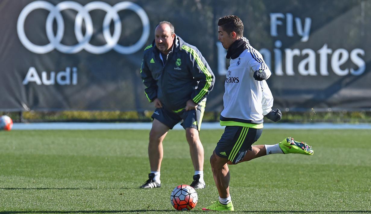 Benitez hanya menangani Cristiano Ronaldo selama setengah musim. Pasalnya, pelatih asal Spanyol itu dipecat pada Januari 2016. Benitez sendiri memainkan Ronaldo dalam 24 pertandingan. Bintang Portugal tersebut menorehkan 25 gol serta 8 assist dari penampilannya tersebut. (AFP/Paul Crock)