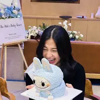 Menariknya, Nikita pun mendapatkan kue baby shower berbentuk boneka Labubu baby blue yang tengah viral. Sambil tertawa, ia pun memegang kue tersebut. [@nonawilly]