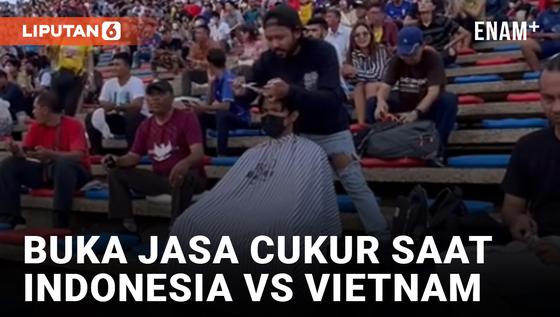 VIDEO: Kocak! Tukang Potong Rambut Layani Pelanggan Saat Pertandingan Timnas Indonesia VS Vietnam