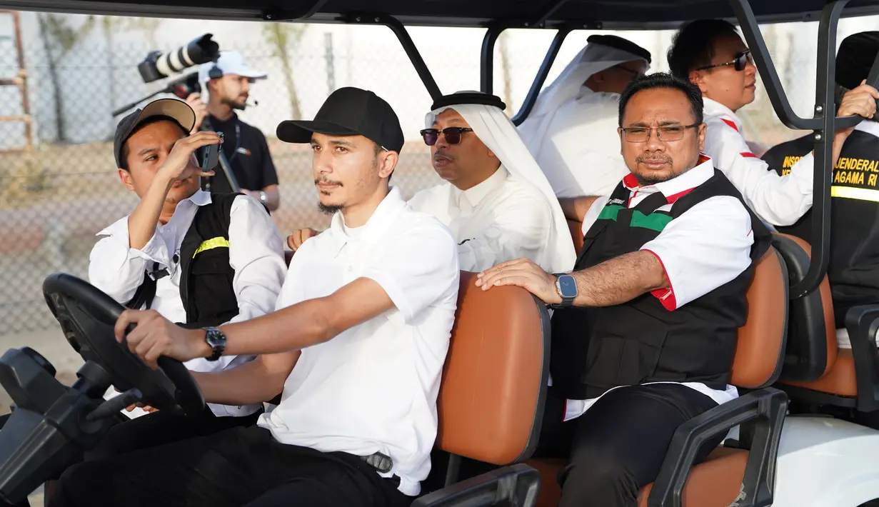 Menteri Agama Yaqut Cholil Qoumas naik mobil golf saat mengunjungi Arafah, Arab Saudi, Selasa (20/6/2023). Kedatangan Yaqut untuk memastikan kesiapan lokasi ibadah wukuf, puncak ibadah haji. (FOTO: MCH PPIH ARAB SAUDI 2023)