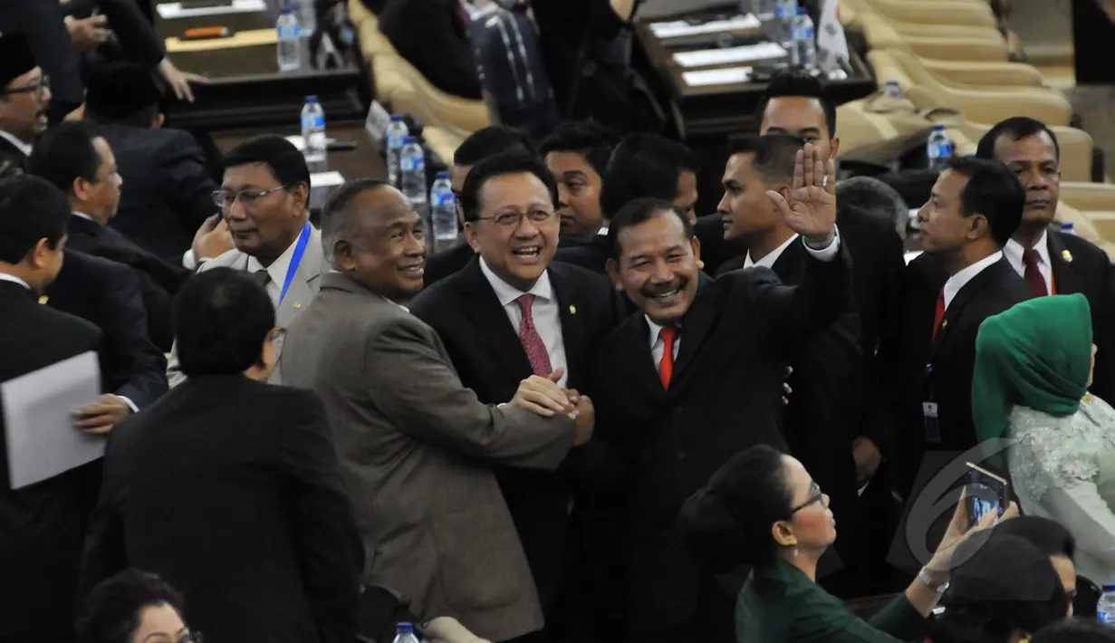 Ketua DPD RI Irman Gusman (tengah) bersama Kapolri  Badrodin Haiti dan Ketua KPK Taufiequrrachman Ruki  (kiri) saat menghadiri Konferensi Parlemen Asia Afrika di Gedung Nusantara, Jakarta, Kamis (23/4/2015). (Liputan6.com/Andrian M Tunay)
