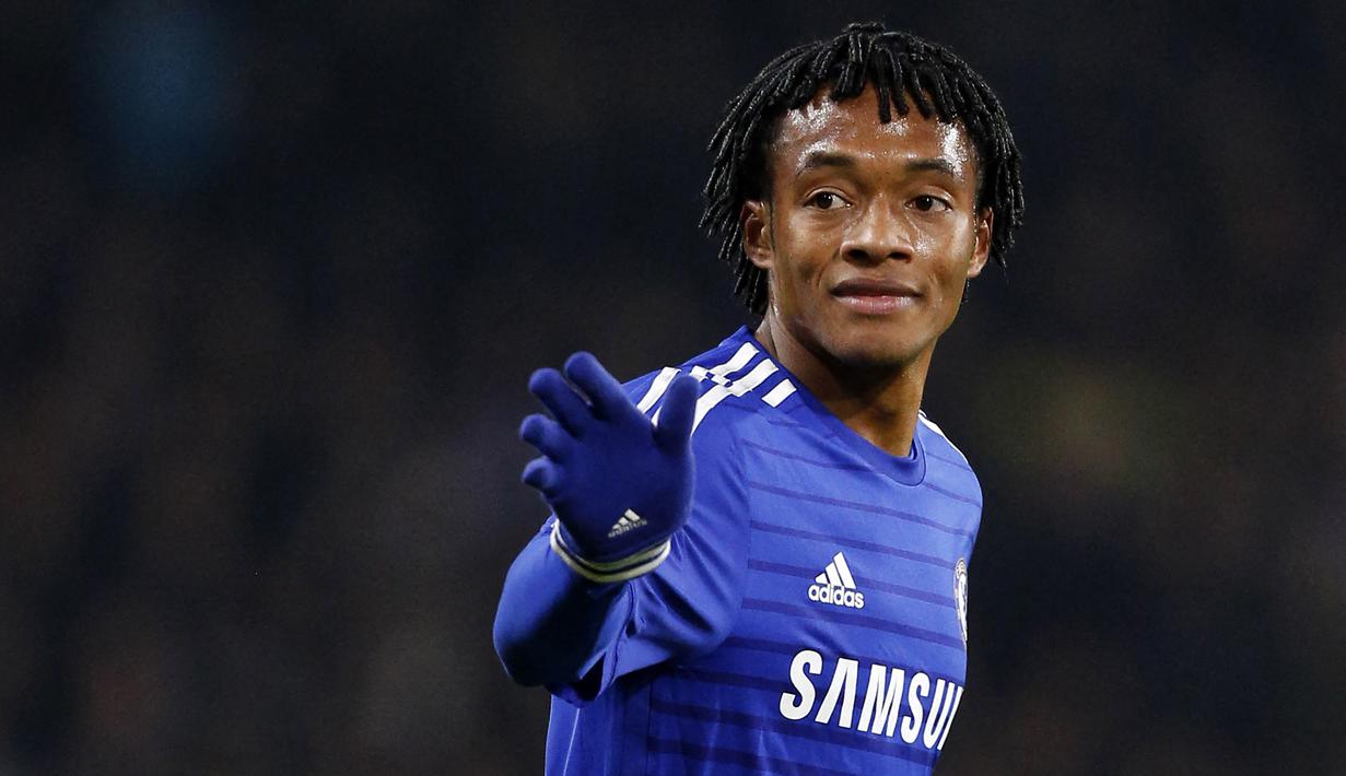 Juan Cuadrado. Bek kanan Kolombia berusia 34 tahun yang telah 5 musim membela Juventus ini menjadi salah satu bek termahal yang pernah dimiliki Chelsea. Ia didatangkan Chelsea dari Fiorentina pada tengah musim 2014/2015 dengan nilai transfer 31 juta euro atau kini setara Rp469 miliar. Ia hanya setengah musim membela Chelsea dan hanya tampil dalam 15 laga di semua ajang dengan torehan 1 assist. Setelah dipinjamkan selama dua musim pada 2015/2016 dan 2016/2017 ke Juventus, ia lantas dipermanenkan oleh Juventus pada musim 2017/2018. (AFP/Justin Tallis)