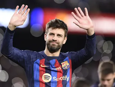 Berakhir sudah kebersamaan Gerard Pique bersama Barcelona yang telah dibelanya selama 15 musim sejak 2008/2009. Jebolan Akademi La Masia tersebut memutuskan pensiun secara mendadak dan secara resmi menjalani laga terakhirnya bersama Blaugrana di pekan ke-13 Liga Spanyol 2022/2023 kontra Almeria, Minggu (6/11/2022) dini hari WIB. (AFP/Josep Lago)