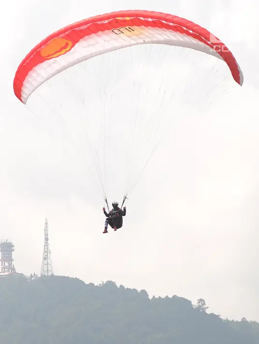 Atlet paralayang Indonesia, Rika Wijayanti saat lepas landas pada babak nomor ketepatan mendarat individu putri di Gunung Mas, Puncak, Jawa Barat, Kamis (23/8). Rika menyumbangkan medali perunggu dengan mengoleksi 120 poin. (Merdeka.com/Arie Basuki)