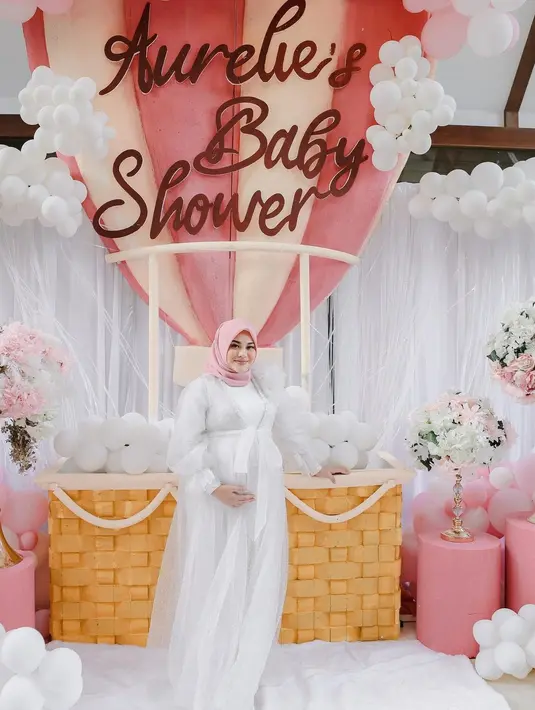 Begitu juga saat Aurel tengah melakukan pesta baby shower, pada kesempatan tersebut Aurel tampak cantik dengan gaun serba putih.
