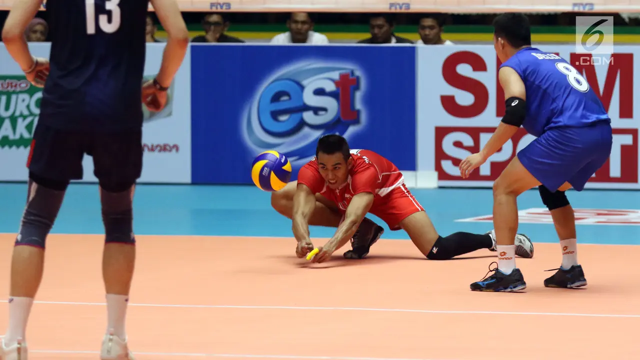 Pemain Timnas Voli Indonesia, Rendy Febriant Tamamilang (tengah), menahan bola saat melawan Korea pada babak 8 besar Grup E Kejuaraan Voli Asia 2017 di GOR Tri Dharma, Gresik, Kamis (27/7/2017). Indonesia kalah 1-3. (Liputan6.com/Helmi Fithriansyah)