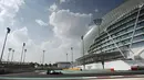 Pada latihan bebas kedua F1 GP Abu Dhabi, Nico Rosberg hanya berseisih 0,079 detik di belakang Lewis Hamilton. (AFP/Mohammed Al-Shaikh)