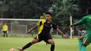 Penyerang Sriwijaya FC, Syakir Sulaiman (kiri) berusaha menahan bola saat berlaga melawan Mali FC di Lapangan Soetasoma Halim Perdanakusuma, Jakarta (8/1/2015). Sriwijaya FC unggul 6-2 atas Mali FC. (Liputan6.com/Helmi Fithriansyah)