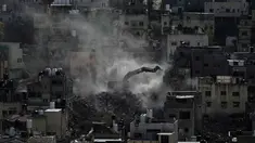 Buldoser tentara Israel menghancurkan rumah-rumah di kamp pengungsi perkotaan Palestina Nur Shams, dekat kota Tulkarem di Tepi Barat, Rabu 31 Desember 2025. Akhir Desember 2025, militer Israel kembali merobohkan sedikitnya 25 bangunan hunian yang menampung sekitar 100 keluarga. (AP Photo/Majdi Mohammed)