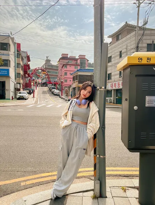 Di potret pertama, Fuji tampil dengan crop tank top, jogger pants, dan hoodie oversize. Penampilannya makin kece dilengkapi dengan sneakers dan headphone. [fuji_an]
