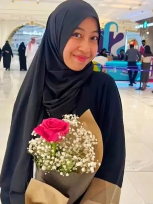 Begitu pun saat menunggu Egy di bandara Qatar, Adiba mengenakan dress panjang hitam dan kerudungnya. [@adiba.knza]