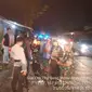 Beberapa anggota Polres Garut dan anggota TNI langusung menuju ke lokasi penyerangan yang dilakukan sekelompok geng motor di bilangan jalan raya Bayongbong, Garut, Jawa Barat, minggu malam (Liputan6.com/Jayadi Supriadin)