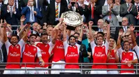 Gelandang Arsenal, Mikel Arteta bersama pemain lainnya mengangkat trofi usai memenangkan gelar FA Community Shield di Wembley Stadium, Minggu (2/8/2015). Arsenal menang atas Chelsea dengan skor 1-0. (Reuters/Andrew Couldridge)