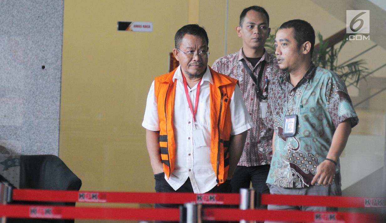 Tersangka penerima dugaan suap anggota DPRD Provinsi Jambi, Supriyono usai menjalani pemeriksaan di Gedung KPK, Jumat (9/2). Supriyono kembali diperiksa terkait suap pengesahan RAPBD Provinsi Jambi tahun anggaran 2018. (Liputan6.com/Herman Zakharai)