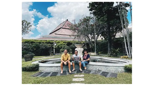7 Potret Daniel Mananta dan Keluarga Lakukan Road Trip, Seru Banget
