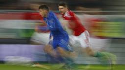 Pemain Hungaria, Adam Nagy (kanan) berebut bola dengan pemain Kroasia, Mateo Kovacic (kiri) pada laga persahabatan di Stadion Ferenc Puskas, Budapest, Hungary, Minggu (27/3/2016) dini hari WIB.   (REUTERS/Laszlo Balogh)