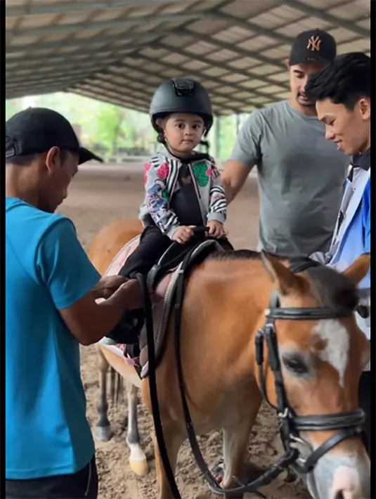 Bahkan, sang ibu kerap membagikan momen putri kecilnya naik kuda. Kali ini, baby Guzel didampingi oleh sang ayah, Ali Syakieb. [Instagram/marginw]