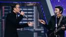 Mengunggah foto bareng Rhoma Irama, Ari Lasso membuat pengakuan lewat status teks dengan mencuit, “Salah satu impianku untuk duet bersama beliau terwujud td malam. Ngobrol, bcanda , ktawa tawa, dan manggung bersama Soneta. Serta tentunya tanda tangan koleksi Piringan2 Hitamku. Lagi, ia menambahkan, “Makasih Bang Haji. The Real King Rhoma Irama. Long live the King.” (Foto: Dok. Instagram @ari_lasso)